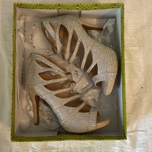 GIANNI BINI sz7M beige strappy dress sandals, 4” heel, iridescent sparkles EUC